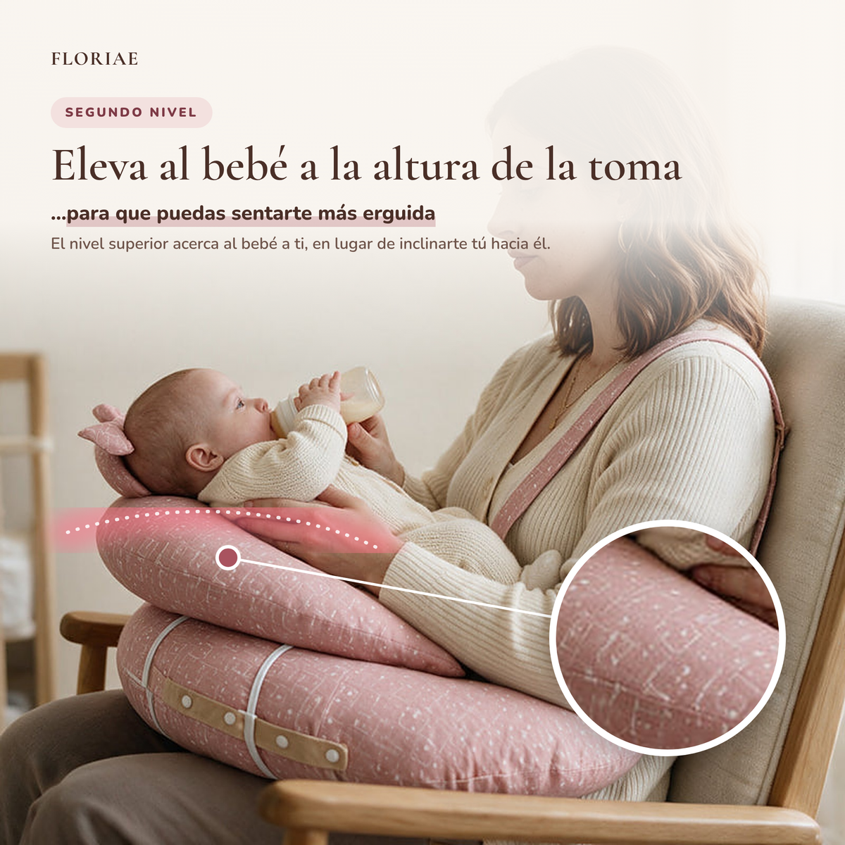 El segundo nivel eleva al bebé a la altura de la toma para que puedas sentarte más erguida